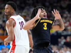 Ex-âncora do Tar Heel corre para o jogo do Campeonato Nacional de Michigan