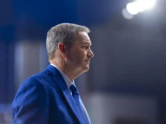 O governador do Kentucky parece estar criticando o pacote de aposentadoria oferecido ao cessante Eddie Mitch Barnhart