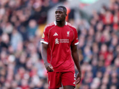 O Liverpool está em negociações avançadas para garantir um novo acordo para o principal zagueiro