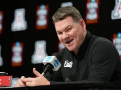 Tommy Lloyd, do Arizona, concordou com uma extensão de status como candidato potencial para o cargo da UNC