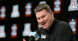 Tommy Lloyd, do Arizona, concordou com uma extensão de status como candidato potencial para o cargo da UNC