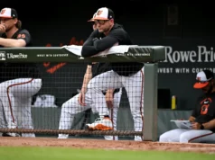 O técnico do Orioles, Craig Albernaez, bateu no rosto em um line drive, retornando ao banco de reservas para um rali em Baltimore.