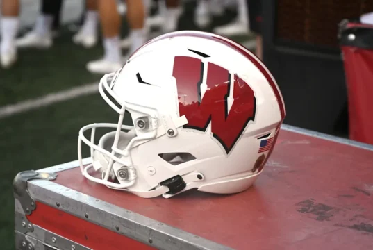 O futebol de Wisconsin soube a data do compromisso para a segurança de três estrelas