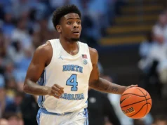 O guarda da UNC assinou oficialmente novamente com o programa para a temporada 2026-27