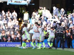 O desconhecido aguarda uma série de jogadores do Manchester City durante o confronto