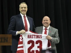 Os treinadores de hóquei masculino de Wisconsin são finalistas de prêmios de prestígio