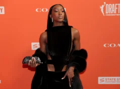 A mídia social reage à seleção de Flau’Jae Johnson no draft da WNBA