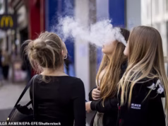 Ladrões estão usando vapes enriquecidos com drogas para invadir os telefones das pessoas e acessar suas contas bancárias