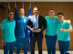 A eSeleção do Brasil dá almofadas personalizadas a Samir Jaoud antes das eliminatórias da FIFA