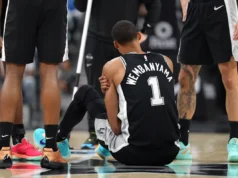Victor Wembanyama deixou o Spurs-76ers com lesão na costela esquerda