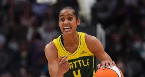 Placa de Skylar Diggins com o horizonte de Chicago; Satou Sabali juntou-se ao New York Liberty