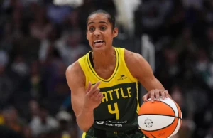 Placa de Skylar Diggins com o horizonte de Chicago; Satou Sabali juntou-se ao New York Liberty