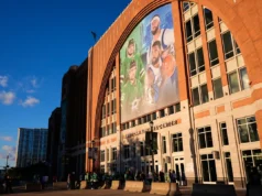 Um homem que comprou ingressos para um time de 4 pessoas foi visto comemorando um gol com uma saudação nazista proibida pelas estrelas