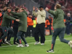 Aaron Danks assumiu o cargo de técnico quando Kompany foi suspenso para a semifinal com o PSG