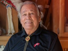 O campeão olímpico Billy Mills homenageado com o prestigiado prêmio CSC Dick Enberg