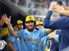 Mitchell, de Milwaukee, atinge a décima dobradinha na vitória por 7 a 5 sobre Miami