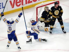 Os Sabres explodiram com 4 gols no primeiro período, vencendo por 6 a 1 para colocar os Bruins em um buraco de 3 a 1 na série.