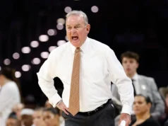 A técnica de basquete feminino do Texas, Vic Schaefer, voltou para casa para construir algo duradouro