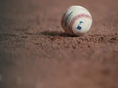 O defensor central do Highland, Jose Canseco, puxou, desistindo de um home run depois que a bola ricocheteou em sua cabeça