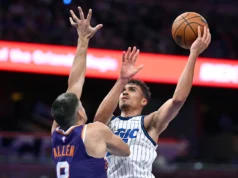 Bane e Suggs impulsionaram o Magic para uma vitória por 115-111 sobre o Suns