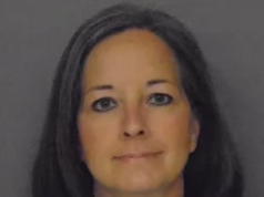 Mãe má que afogou seus dois filhos pequenos em um carro e fez sexo com guardas da prisão está em liberdade condicional novamente