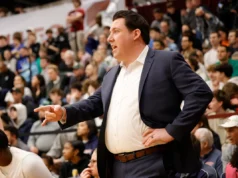 Banido de jogar em algum torneio? Uma luta pelo poder que abalou o basquete escolar de Nova York