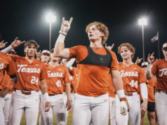 Carson Tinney faz um home run na vitória do quarto colocado do Texas sobre Sam Houston por 15-14