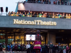 O Teatro Nacional sobrecarrega as famílias de classe média com controversos ‘preços dinâmicos’ para subsidiar ingressos baratos para desempregados