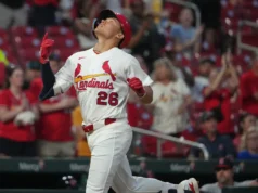 Weatherholt homenageia duas vezes, o erro de Brito permite que os Cardinals se recuperem para uma vitória de 6-5 e 10 entradas sobre os Guardians