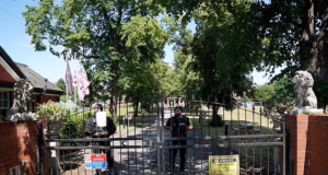 Centenas de policiais invadem comunidade islâmica em antigo orfanato acusado de estupro, escravidão moderna e casamento forçado