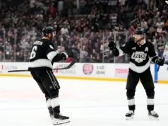 Adrian Kempe marca duas vezes, Kings ultrapassa Canucks por 4 a 1 e volta à vaga de wild card da Conferência Oeste