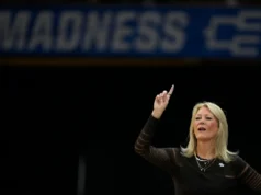 Os Georgia Lady Bulldogs anunciaram uma decisão mútua de se separar da técnica Katie Abrahamson-Henderson.