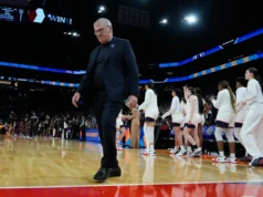 Após o confronto pós-jogo, Geno Auriemma não teve nada a dizer sobre o ‘rival’ Don Staley, cujos Gamecocks venceram UConn