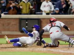 O shortstop do New York Mets, Francisco Lindor, deixa o jogo com rigidez na panturrilha esquerda