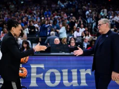 O técnico da UConn, Geno Auriemma, ataca os árbitros e chama Don Staley durante a entrevista no jogo da Final Four: ‘Isso é ridículo’