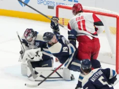 Carolina atinge a marca de 100 pontos e lidera o Leste com vitória por 5 a 2 sobre os Blue Jackets