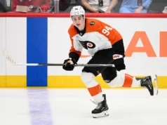 O gol de power-play de Porter Martone no OT dá aos Flyers uma vitória por 2 a 1 e mantém viva a pressão nos playoffs