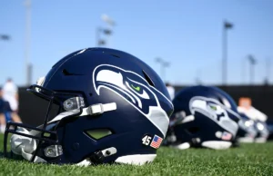 Antes do draft, os Seahawks fizeram uma visita pré-draft com Iowa G Beau Stephens