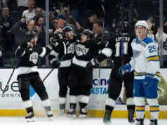 O gol de Trevor Moore na prorrogação leva Kings à posição de playoff com vitória por 2 a 1 sobre o Blues