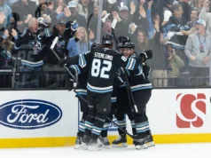 Mammoths vencem o primeiro jogo dos playoffs da NHL em Utah, derrotando Vegas por 4-2 e liderando a série por 2-1