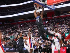 Magic F Jamaal Cain lança uma enterrada perversa com uma mão sobre Jalen Duren no confronto do jogo 4 contra Pistons