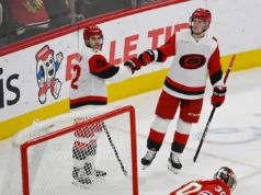 Stankoven e Jankowski marcaram duas vezes na vitória dos Hurricanes sobre os Blackhawks por 7-2