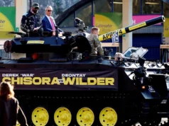 Wilder chega ao evento em um tanque com Chisora Farage