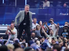 Pat McAfee saiu da WrestleMania em uma maca antes do evento principal