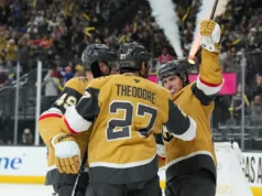 Os 5 pontos de Marner e os Golden Knights marcam 3 vezes no 3º período para vencer o Flames por 6-3