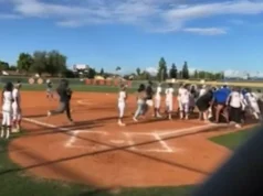 Um jogo de softball entre o Leste Central e a Clovis High School começou