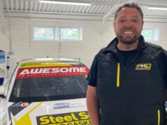 A equipe de corrida retorna após o incêndio devastador