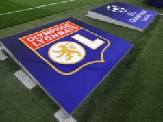 O presidente da Ferrari e da Juventus, John Elkann, está interessado em adquirir o Lyon, enfrentando uma concorrência acirrada