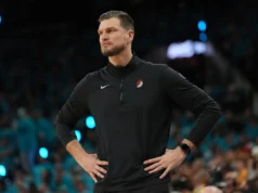 Tiago Splitter, do Trail Blazers, está apenas tentando ser um profissional, relata Tom Dundon sobre busca de treinador