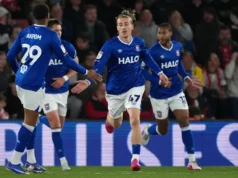 Clarke marcou no final do empate do Ipswich Saints